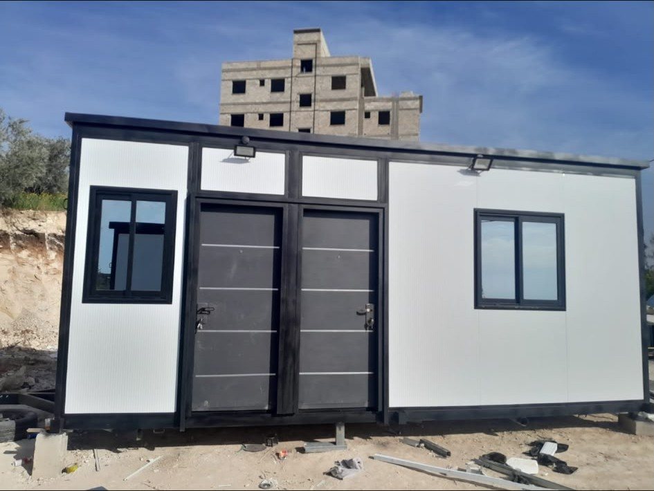 משרד יביל 6×3 — מבט חיצוני נוסף על החיפוי הלבן והחלונות