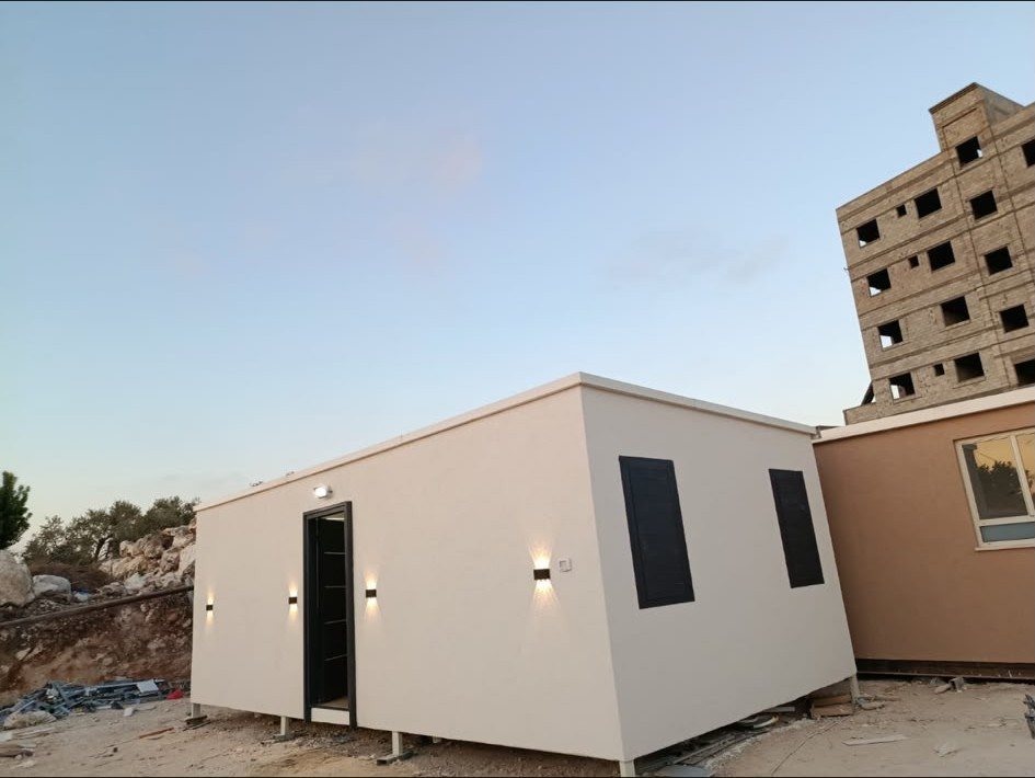 מבנה יביל פרימיום 4×12 — מבט חיצוני ביום, קונסטרוקציה וגימור שליכט